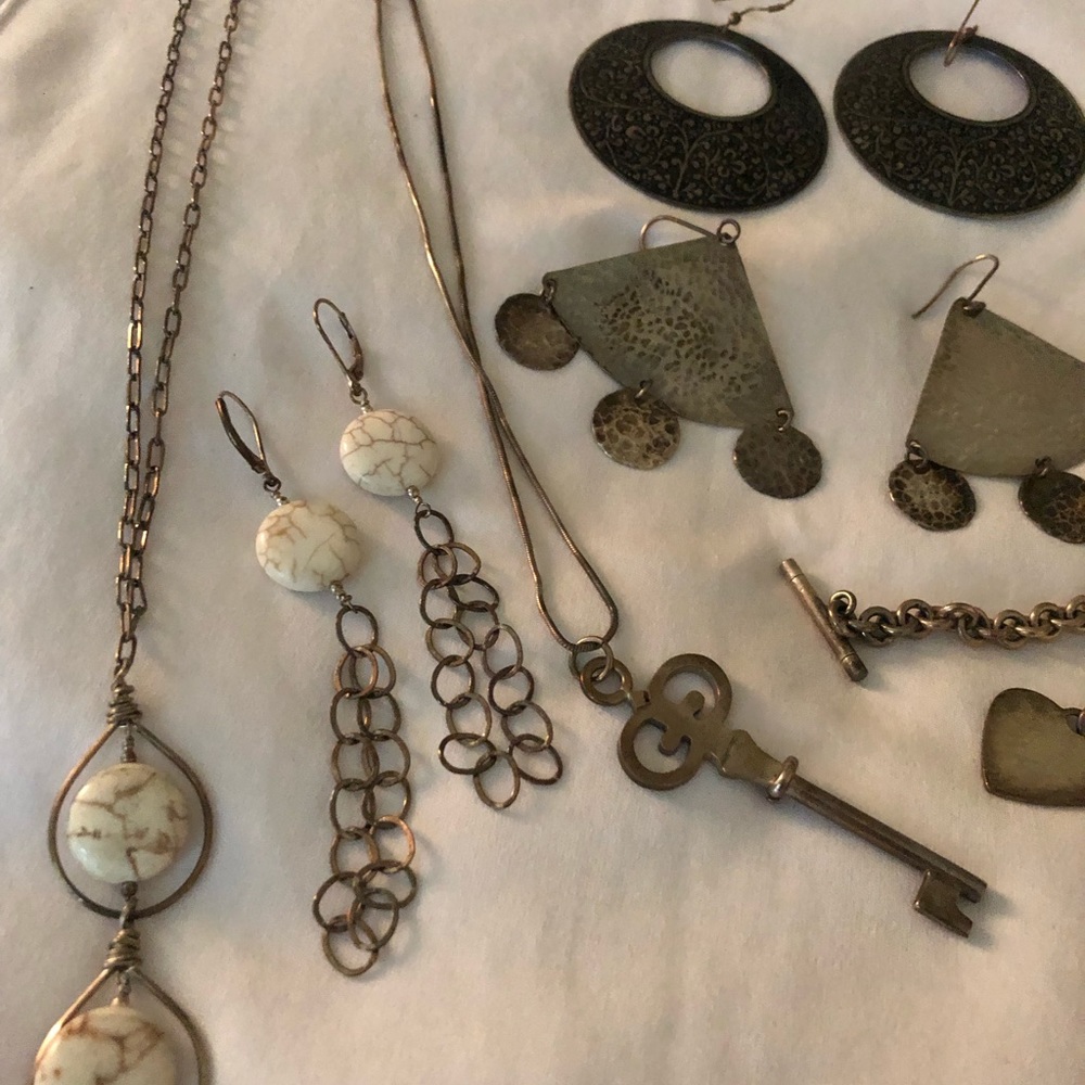 Assorted tarnished silver jewelry